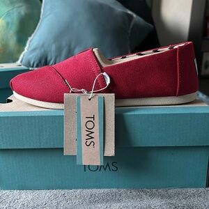 Toms in Women’s size 6. Color Red with Tags